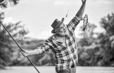 Emeklilik eğlencesi. Balık oltaya geldi. Adam kıdemli balıkçı. Balıkçı balıkçı ekipmanları. Sadece balıkçılar nehir suyunda durur. Hobi spor aktivitesi. Balık çiftçiliği pisikürlüğü ticari olarak balık yetiştiriyor