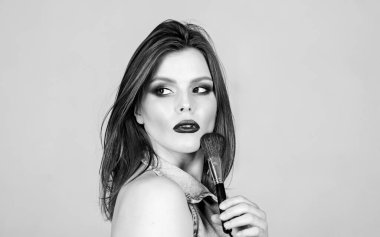 Makyaj kozmetik konsepti. Deri rengi değiştirici. Kozmetik dükkanı. Kadınlığı vurgula. Kız göz farı takıyor. Makyaj fırçası süren bir kadın. Profesyonel makyaj malzemeleri. Farklı fırçalar. Cilt bakımı