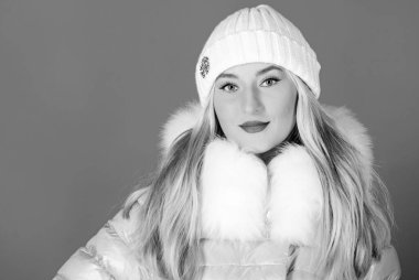 Saf güzellik. Yastıklı, kalın paltolu kadın. Soğuk algınlığı. Mevsimlik moda. Kış kıyafetleri içinde güzellik. Soğuk sezon alışverişi. Bereli kız. Sahte kürk modası. Mutlu kış tatilleri. Yeni Yıl