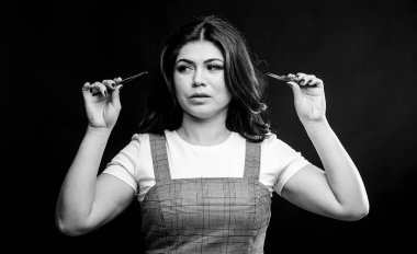 Güzellik uzmanı. Kalıcı makyaj. Kaş Düzeltme. Kirpik uzatma prosedürü. Güzel kadın kirpik ustası cımbız tutuyor. Kaşlar için özel aletleri olan usta bir kozmetolog. Tuhaf duygular.