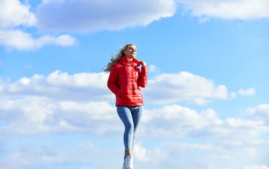 Mavi gökyüzü arka planında bir kadın. Model kadın dışarıda poz veriyor. Rahatına bak. Kadın dışarıda havanın tadını çıkarıyor. Özgürlük ve beklenti. Güzellik ve moda, bak. Yalnızlık kavramı. Cilveleşiyorum.