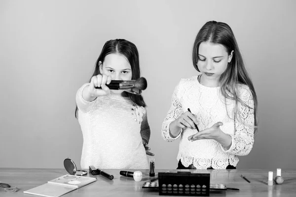 Kinderen kleine meisjes kiezen cosmetica. Make-up winkel. Experimenteren met stijl. Make-up cursussen. Make-up kunst. Verken cosmetica tas concept. Salon en schoonheidsbehandeling. Net als spelen met make-up. — Stockfoto