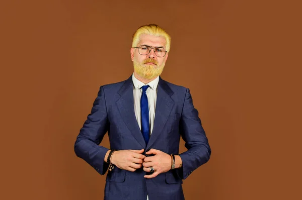 Hoofd van de afdeling. Kantoormedewerker. Zakenman levensstijl. Zakelijke reputatie. Modebrillen. Knappe zakenman. Zakenman formele aanklacht. Slim managementconcept. Baas eigenaar en oprichter — Stockfoto