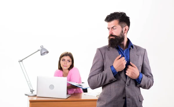 Коллективная концепция офиса. Работать вместе. Управляющий босс стоит перед девушкой, занятой ноутбуком. Офис-менеджер или секретарь. Сексуальная офисная работница. Как сдержать сексуальное желание коллеги — стоковое фото
