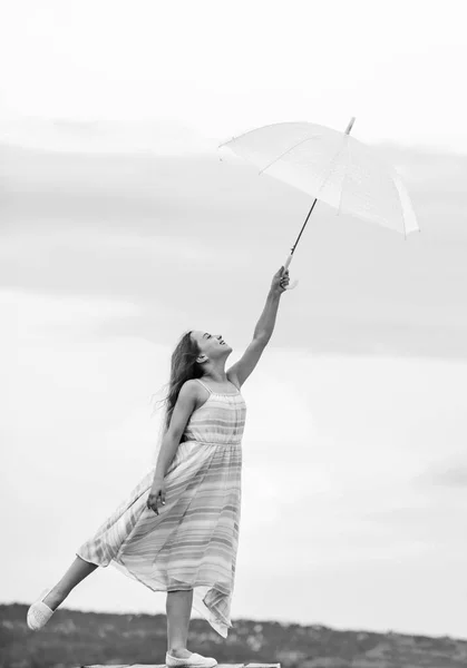 Enfance insouciante. petite fille avec parapluie. temps pluvieux. Humeur d'automne. prévisions météo d'automne. mode d'automne. Liberté et bonheur. Bonne humeur à tout temps — Photo