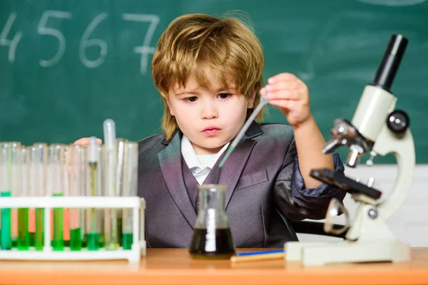 Biologie wetenschap. Kleine jongen maakt wetenschappelijke experimenten. Kleine jongen bij de les. Terug naar school. Wetenschapper van een schoolkind. wetenschappelijke experimenten met microscoop in het lab. Je bloed testen — Stockfoto