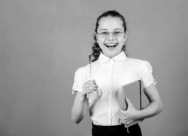 Science research in lab. Small school girl. education and knowledge. small smart girl with testing flask. child study bilogy lesson with note. back to school. Medicines you can trust — Stock Photo, Image