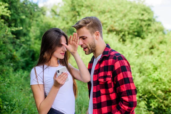 Ce qu'elle cache. concept d'espace personnel. Je me suis perdu. homme téléphone indiscret de la fille dans le parc. La jalousie. couple utilisent smartphone extérieur. Recherche de navigateur. romantique date en ligne. couple amoureux. Concept de blogging — Photo