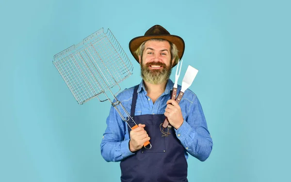 Biefstuk koken. - Kookgerei. Boer met bbq apparatuur. Zomer picknick. Bbq Amerikaanse traditie. Culinair concept. Vrijgezellendag. Medium zeldzaam. Gereedschap dat vlees roostert. Man met schort barbecue — Stockfoto