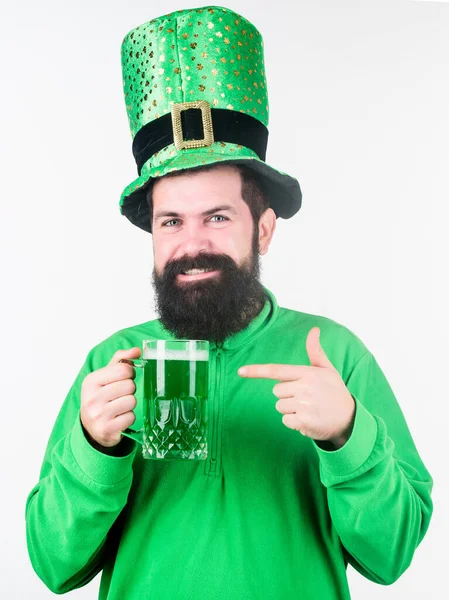 Alkoholkonsumtion integrerad del helgon patricks dag. Irländsk tradition. Man brutalt skäggig hipster dricka öl öl. Irländsk pub. Grön ölmugg. Dricka öl som en del av firandet. Bar specialerbjudande — Stockfoto