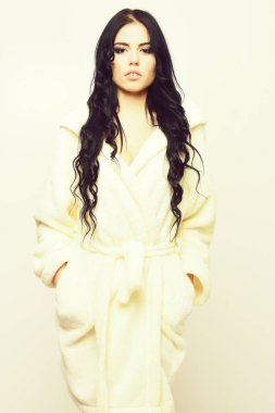 Bej kadife bornozla poz veren seksi kız