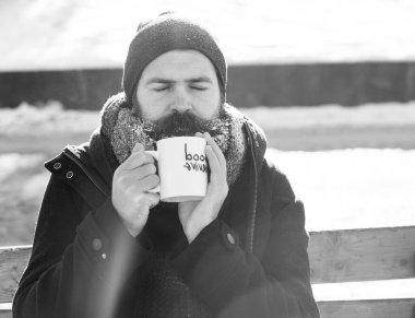 Kapalı gözlerle sakallı adam