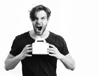 Beyaz, seksi, genç, maço, elinde erkek kutusu var.