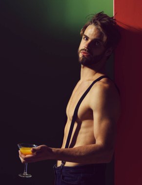 Kokteylli yakışıklı kaslı adam.