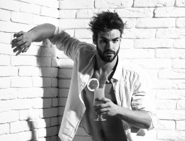 Yakışıklı, sakallı, maço, seksi adam.