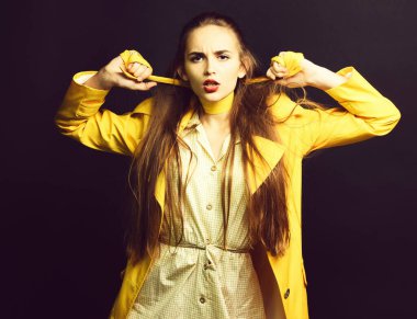 Mandallı, renkli bir kız.