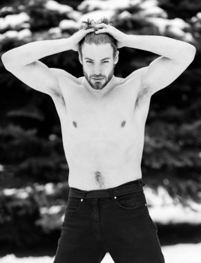 yakışıklı kaslı adam Kışın açık