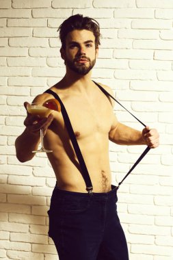 Yakışıklı, sakallı, maço, seksi adam.