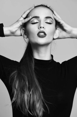 Mavi dudaklı güzel kız.