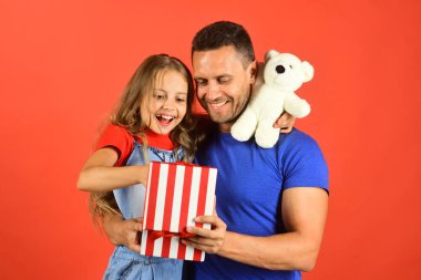 Çocukluk, sürpriz hediye ve Aile kavramı. Kızı ve babası kucaklama