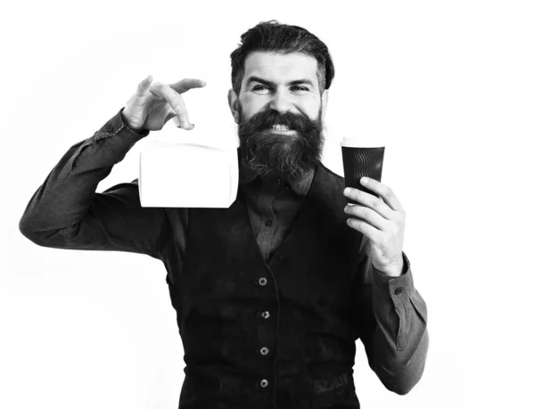 Γενειοφόρος βάναυσος καυκάσιος χίπστερ με φλιτζάνι καφέ και κουτί φαγητού — Φωτογραφία Αρχείου