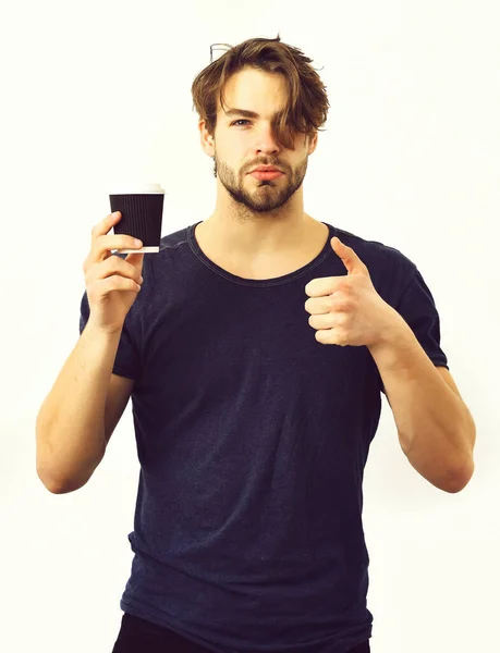 Caucásico sexy joven macho sosteniendo taza de café — Foto de Stock