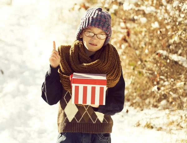 Petit garçon avec boîte cadeau en hiver en plein air — Photo