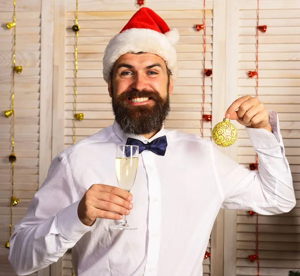 Man met baard en strikje houdt champagneglas vast — Stockfoto