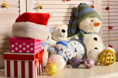 Noel süslemeleri Festival odasında. Kardan adam ve oyuncak ayılar,