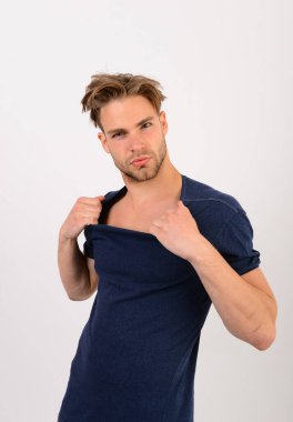 Onun elbiselerini maço baştan çıkarıcı ve kendinden emin yüz gözyaşları