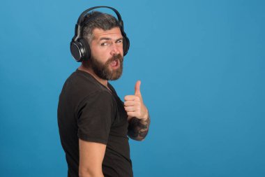 Müzik ve eğlence kavramı. Sakallı DJ kulaklık takıyor