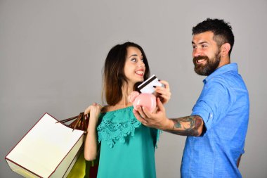 Alışveriş ve eğlence kavramı. Sakallı kredi kartı tutar