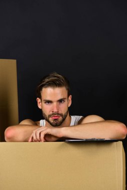 Adam kollarını karton üzerinde teslim kavram olarak yerleştirilen