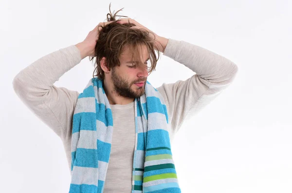 Man met rommelig haar geïsoleerd op een witte achtergrond, kopie ruimte. — Stockfoto