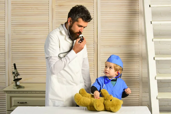 Hombre con barba y niño hablan en estetoscopio — Foto de Stock