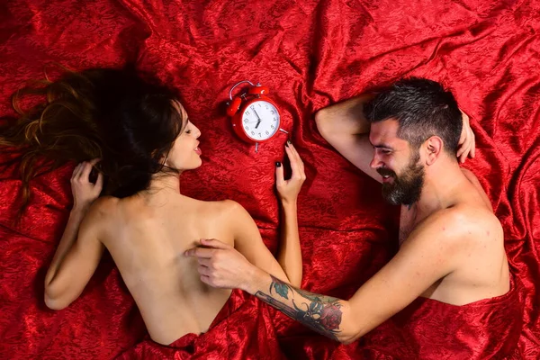 Ζευγάρι ερωτευμένο σε κόκκινα σεντόνια. 'ντρας και γυναίκα — Φωτογραφία Αρχείου