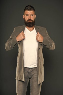 Ceket insanı daha zarif gösteriyor. İş adamı ya da iş adamı. Moda tarzında sakallı adam. Sakallı ve bıyıklı traşsız bir adam. İş hayatı