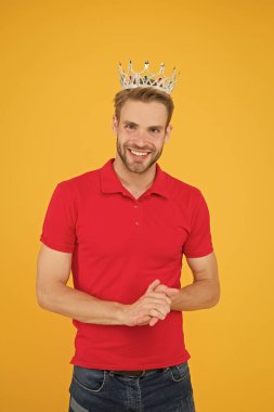 Duygusal bir kral. Yılın ödülü. Karizma benim süper gücüm. Yakışıklı prens. Yakışıklı adam üstünlük simgesi olarak taç takıyor. Premium ve özel konsept. Lüks bir hayat. Gençlik kralı. Başarılı kral.