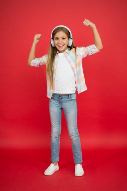 Modern online eğitim. Kulaklıklı küçük kız. Müzik dinliyordum. Yaz çalma listesinin tadını çıkar. En sevdiğim şarkı. Yüksek sesle müzik dinleyen okul çocuğu. Kablosuz kulaklıklı mutlu çocuk. Çocuklar Günü