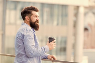 Adam içki kahve açık kentsel arka plan götürmek. Yeni bir güne hazırlanın. Kişisel verimlilik. Adam sakallı hipster yalnız kahve zevk. Günlük ritüeller. Sabah kahvesi konsepti. Kafein enerji yükü