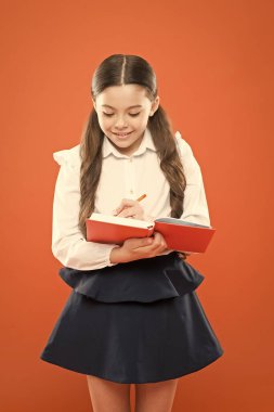 Okula geri dön. Bilgi günü. Liseli kız çalışmaktan hoşlanır. Çocuk okul üniforması çalışma kitabı tutun. Okul dersi. Ev ödevi yapan bir çocuk. Kariyer yolun burada başlıyor. Kompozisyon veya notlar yazın. Çalışma için ilham