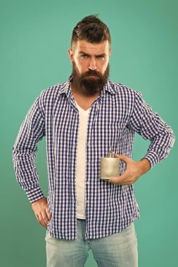 Olağanüstü hissediyorum. Parfüm harika kokuyor. Erkekler için makyaj malzemesi. Hipster adam tımarlıyor. Erkek güzeli. Kişisel bakım. Günaydın. Berber dükkanı bakımı. Erkek kokusu. Tarzını seç. Sakallı adam parfüm tutuyor.