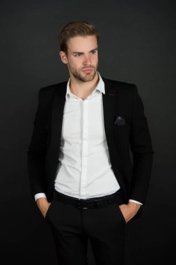 Kendinden emin ve başarılı. İş koçu karanlık bir geçmişi var. İş elbisesindeki yakışıklı adam. Resmi tarzda profesyonel bir adam. İş elbisesi kuralı. Moda ve tarz. İş için kıyafet. İş toplantısı