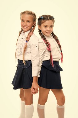 Uygun saç modeli. Kızlar uzun örgüler. Moda trendi. Bu harika boya saç eğlenceli renkler. Düzenli bir görünüm için saç örgülü tutun. Uzun örgülü saçlı öğrenciler. Kuaför salonu. Saç stilleri okul tarzı