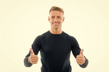 İyi şanslar. Yakışıklı adam bayramları beyaz arka planda kutluyor. Adam siyah kazak giyiyor. En iyi dileklerimle. Olgun adam gülümseyen yüz kılları. Başarı onaylandı. Başarı başarısı. Kişisel başarı