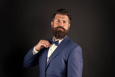 İş adamı resmi kıyafeti. Klasik stil estetiği. Erkeksi estetik. Az sayıda tımar işi, ne olursa olsun, iyi görünmeye yardımcı olur. Takım elbiseli, bakımlı bir adam sakalı. Erkek modası ve estetik