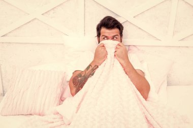 Burada saklanıyorum. Bahşişler daha iyi uyuyor. Sakallı adam dinleniyor. Circadian ritmi, uyku uykusunu düzenleyen doğal bir iç süreçtir. Yatakta yakışıklı bir adam. Her gece yeteri kadar uyuyorum.