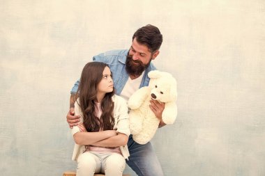 Çatışma çözümü. Aile çatışması. Baba ve kızı arasındaki anlaşmazlık. Küçük çocuk gücenmiş hissediyor. Sakallı adam yumuşak oyuncak tutar. İlişki sorunu. Sorun çözülüyor. Çelişki ve çelişki