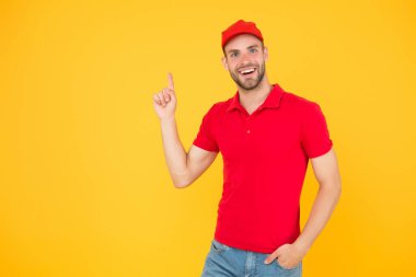 Dükkan işçisi. Yakışıklı, mutlu kasiyer. - İyi fikir. İlham. Personel aranıyor. Süpermarket kasiyeri. Teslimat servisi kırmızı şapka takıyor. Dükkan asistanı. Yemek siparişi getiren adam. Kasiyer mesleği