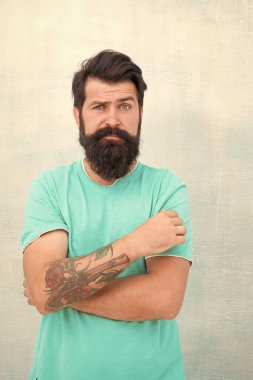 Bir sonraki mürekkep oturumunu ayarla. Sakallı adam derisini örten bir dövme takıyor. Renkli dövmeli acımasız bir hippi. Et dövmesi ve dövme. Dövme stüdyosu